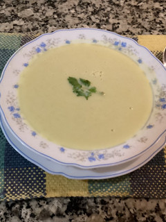 Una foto de Crema de calabacín amarillo y coliflor