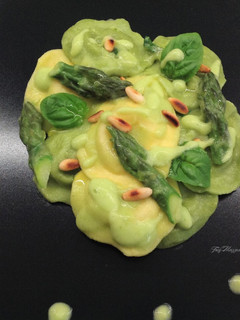 Foto di Ravioli di basilico e ravioli bianchi ripieni di burrata, con crema di asparagi