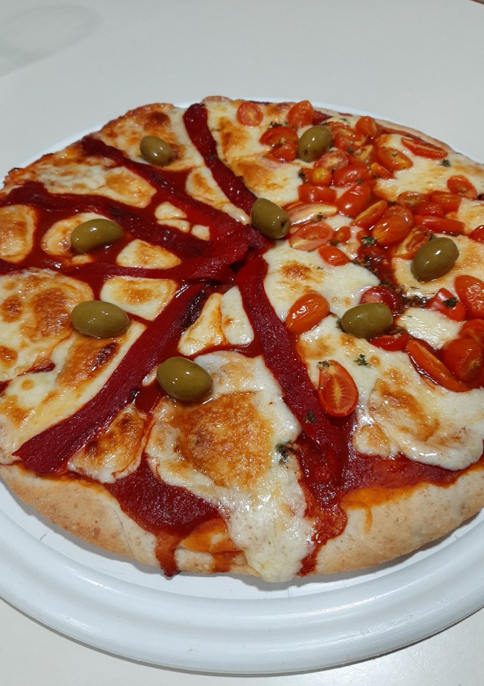 Una foto de Pizza mitad morrones mitad napolitana