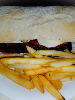 Una foto de HOT PASTRAMI COMPLETO (plancheta)