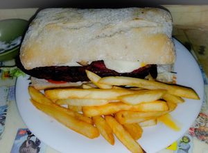 Una foto de HOT PASTRAMI COMPLETO (plancheta)