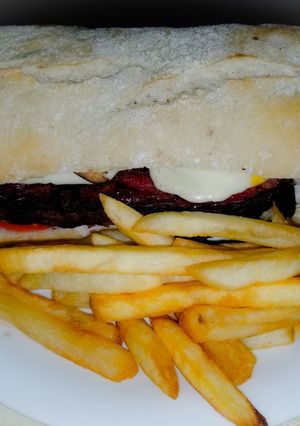 Una foto de HOT PASTRAMI COMPLETO (plancheta)