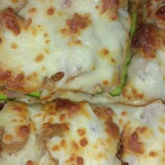 A picture of Chicken cheese pizza.