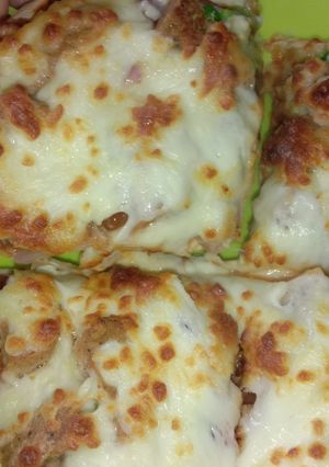 A picture of Chicken cheese pizza.
