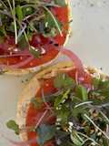 Tortitas de Arroz com Tomate e Pickles de Cebola Roxa