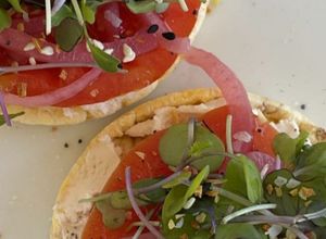 Foto de Tortitas de Arroz com Tomate e Pickles de Cebola Roxa