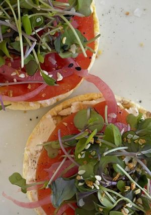 Foto de Tortitas de Arroz com Tomate e Pickles de Cebola Roxa