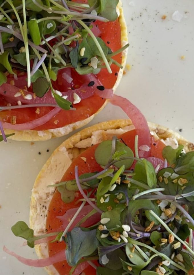 Foto de Tortitas de Arroz com Tomate e Pickles de Cebola Roxa