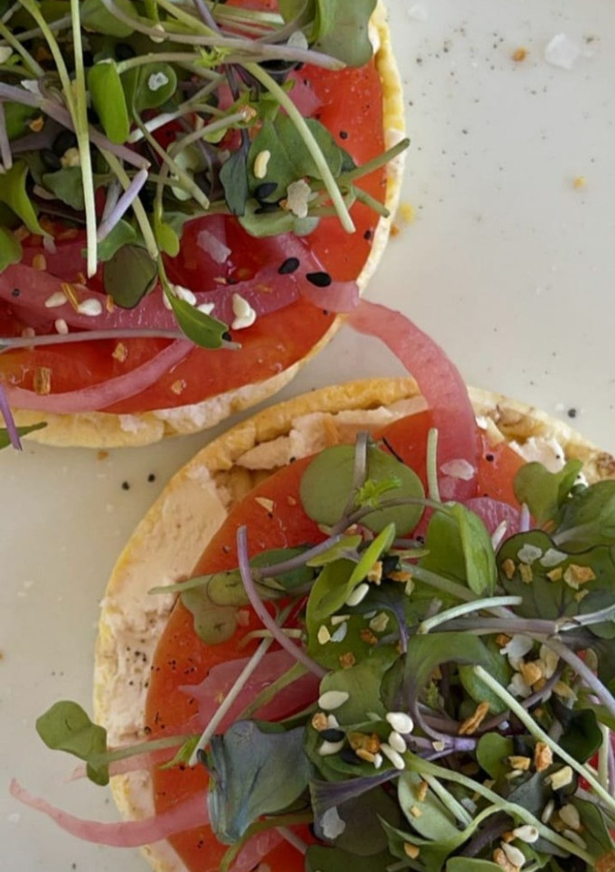 Foto de Tortitas de Arroz com Tomate e Pickles de Cebola Roxa