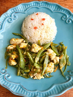 Una foto de Porotos verdes salteados con pollo