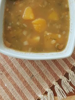 Una foto de Caldo de hueso de res y lentejas