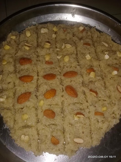 ताजा नारीयल की बर्फी (taza nariyal ki barfi recipe in Hindi) रेसिपी मुख्य फोटो