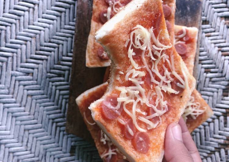 Resep masakan Pizza mini roti tawar teflon 🍕 | Bahan Membuat Pizza mini roti tawar teflon 🍕 Yang Enak dan Simpel