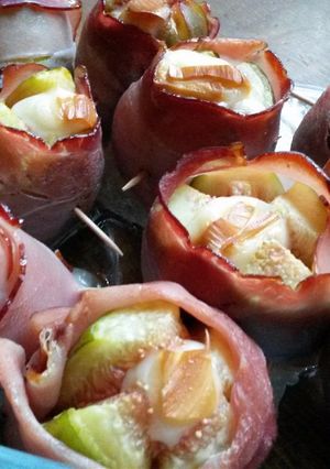 Sült füge baconbundában, sajttal töltve recept fotója