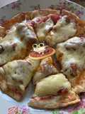 Pizza de tortilha de salame e queijo