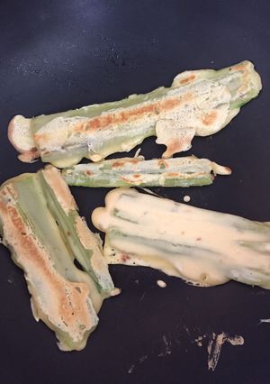 Una foto de Cabitos de acelga acompañando de una ensalada
