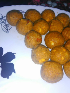 ड्राई फ्रूट गोंद लड्डू (dry fruit gond laddu recipe in hindi) रेसिपी मुख्य फोटो