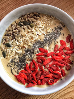 Una foto de Bowl de crema cacahuete y plátano 🍌 🥜