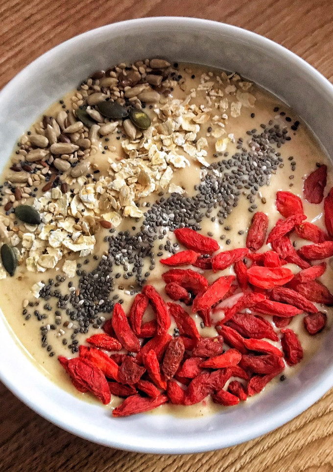 Una foto de Bowl de crema cacahuete y plátano 🍌 🥜