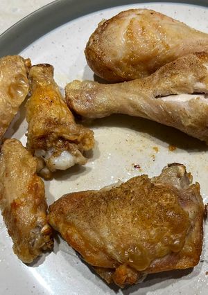 A picture of Chicken wings, drumsticks and thighs in air fryer.