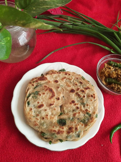 A picture of Spring onion laccha paratha.