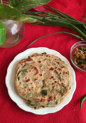 A picture of Spring onion laccha paratha.