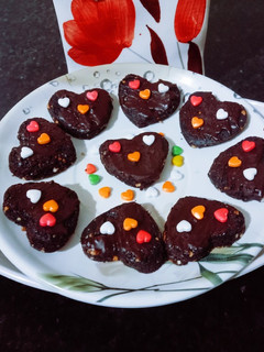 சாக்லேட் டெஸ்சேர்ட்(heart shape chocolate dessert recipe in tamil) செய்முறை முக்கிய புகைப்படம்
