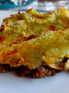Una foto de Pastel de papa con salsa boloñesa de lentejas 😋