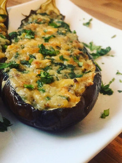 Una foto de Berenjenas rellenas con espinacas y almendras tostadas en salsa blanca