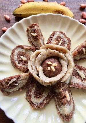 A picture of Banana halwa rose in pnut milk.