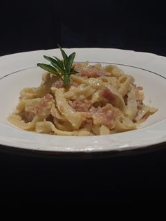 Una foto de Tagliatelle a la carbonara