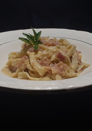 Una foto de Tagliatelle a la carbonara