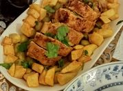 Una foto di cosce di pollo con patate