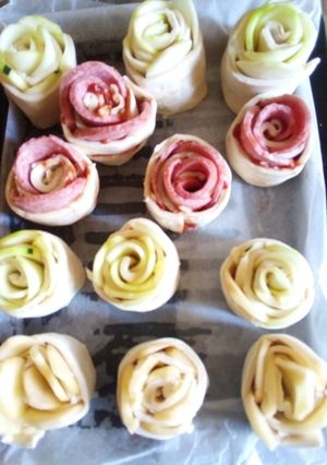 O poză a rețetei Trandafiri din aluat de foietaj cu legume.