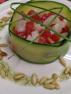 Una foto de Timbal de calabacín con tomate y bacalao