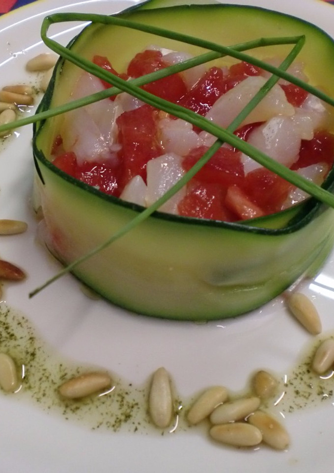 Una foto de Timbal de calabacín con tomate y bacalao