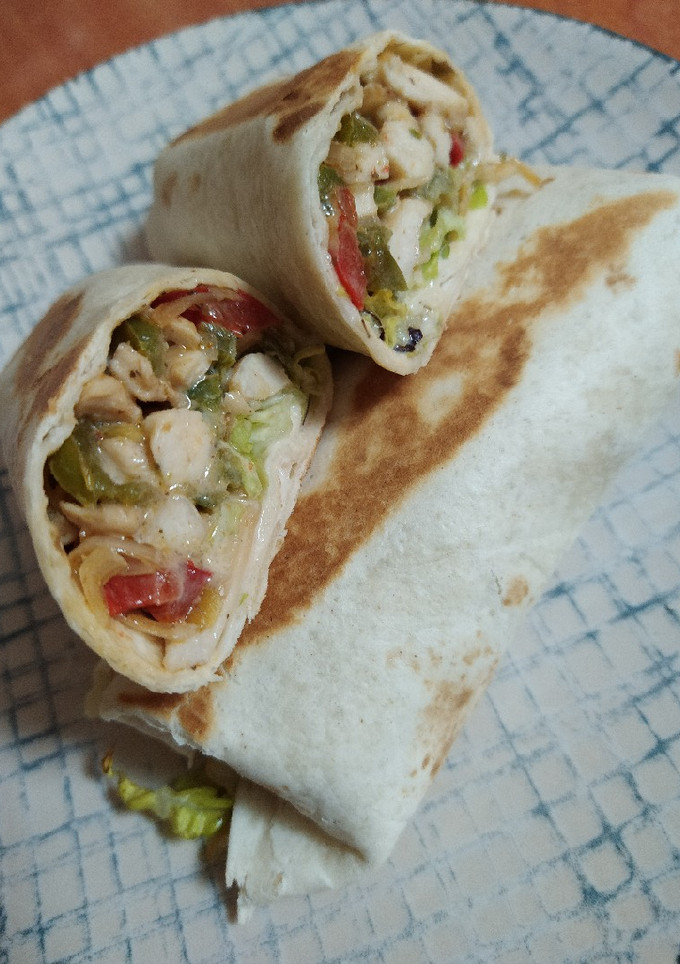 Una foto de Fajitas de pollo con salsa de yogurt casera