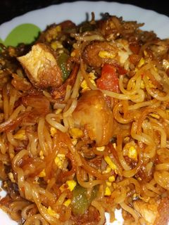 হট গার্লিক নুডুলস (Hot garlic noodles recipe in Bengali) রেসিপির প্রধান ছবি