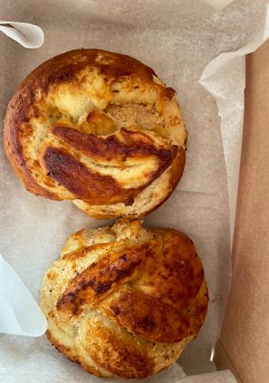 รูปของ Pretzel Bun ไส้ white choc รสชาเครื่องเทศ (Pretzel Bun with Chai tea white Choc assorted) 🥨☕️🫖