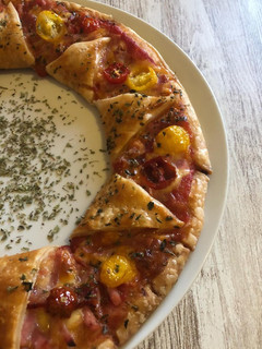 Una foto de Rosca de hojaldre con jamón, bacon y queso