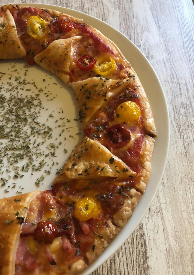 Una foto de Rosca de hojaldre con jamón, bacon y queso