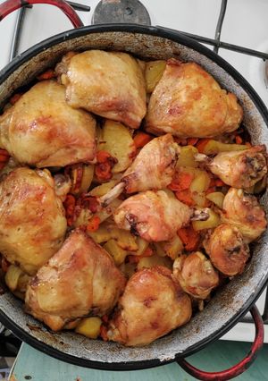 Tepsis krumpli vele sült csirkecombbal recept fotója