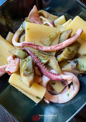 Foto di Paccheri con calamari e cuori di carciofi
