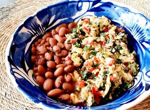Una foto de Huevos con rabos de cebolla cambray