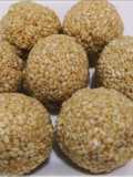 Til Gud Laddu (White Sesame Seeds Jaggery Laddu)