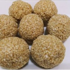 A picture of Til Gud Laddu (White Sesame Seeds Jaggery Laddu).