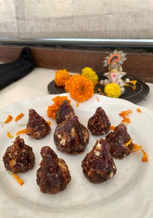 डेटस मोदक / खजूर मोदक(detes modak / khajur modak recipe in hindi) रेसिपी मुख्य फोटो