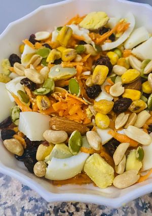 Una foto de ENSALADA CROCANTE DE ZANAHORIA, HUEVO Y PASAS DE UVA 🍇 🥗🥚🥗🥕 (CON MIX DE FRUTOS SECOS) 🥗🥜🫘🌰🥗
