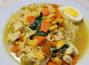 Una foto de Ramen completo y nutritivo