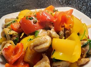 Hình của món Thịt gà xào ớt chuông.